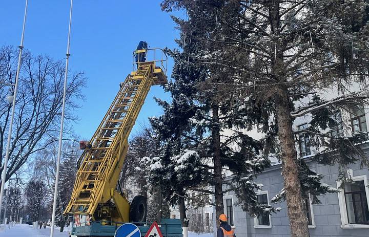 АО «Горсвет» продолжает работы по подготовке новогодней иллюминации города