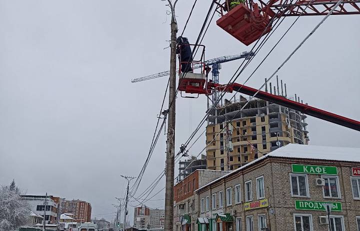 На улице Богдана Хмельницкого в Чебоксарах прошла замена опоры освещения